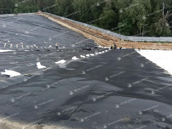 Устройство защитного экрана и монтаж активной системы дегазации на полигоне ТКО в Коломне 